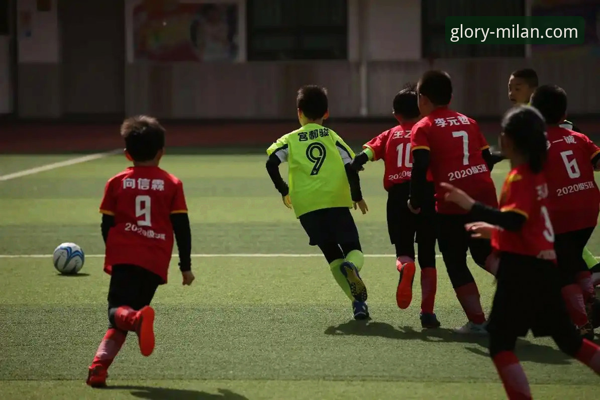 金元足球的黄昏与百年俱乐部的曙光：一场关于足球未来的深度对比